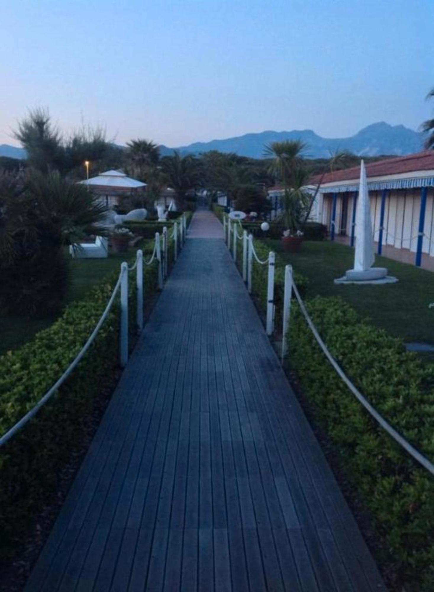 Bed And Breakfast Bagno Venezia Marina Di Carrara Bagian luar foto