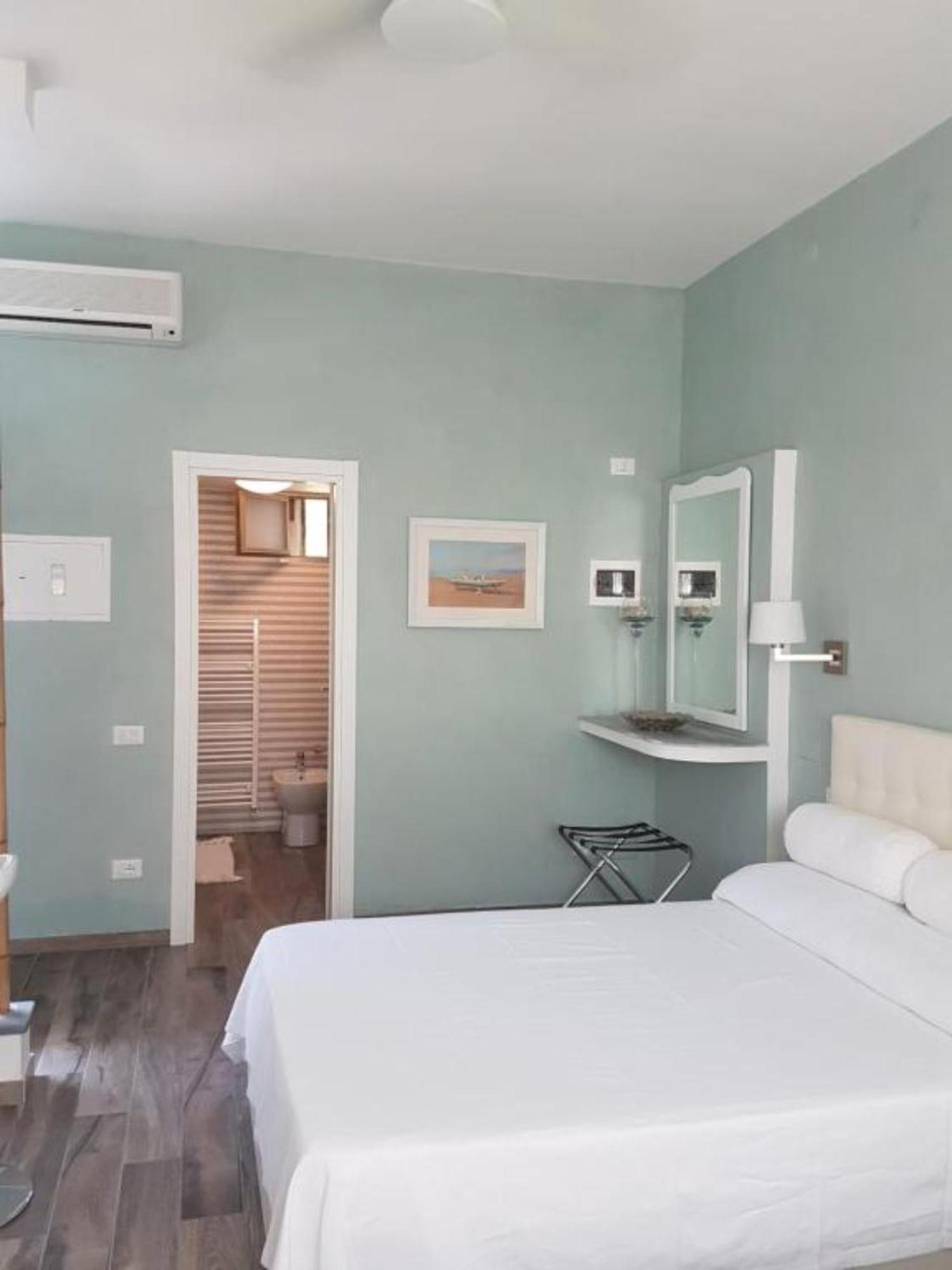 Bed And Breakfast Bagno Venezia Marina Di Carrara Bagian luar foto